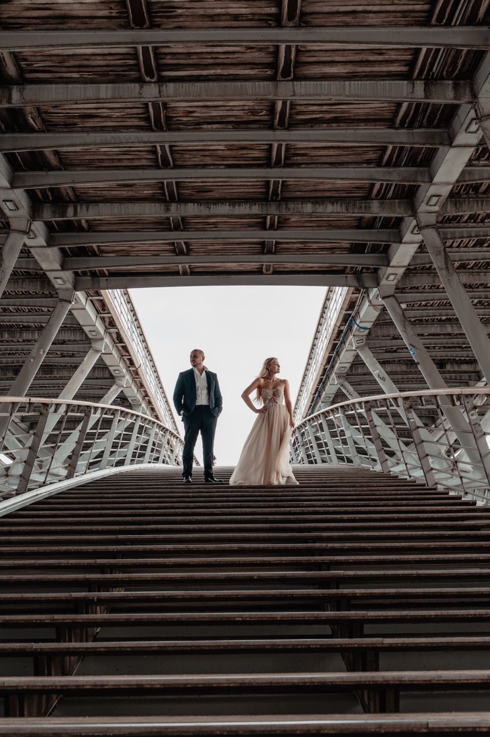 Sesja ślubna w Paryżu z parą młodą w miejskiej scenerii