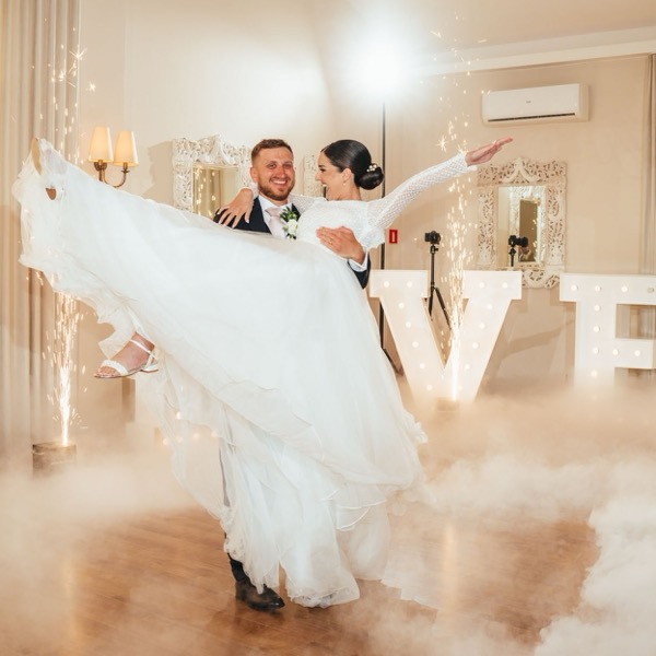 Pierwszy taniec pary młodej z ciężkim dymem i efektami świetlnymi