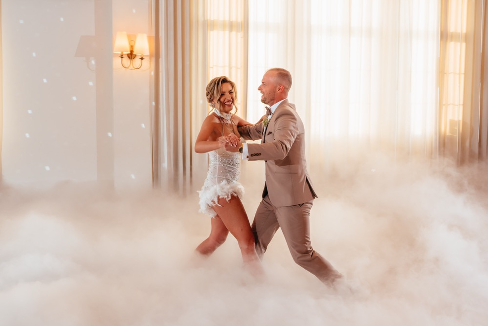 Pierwszy taniec pary młodej w ciężkim dymie