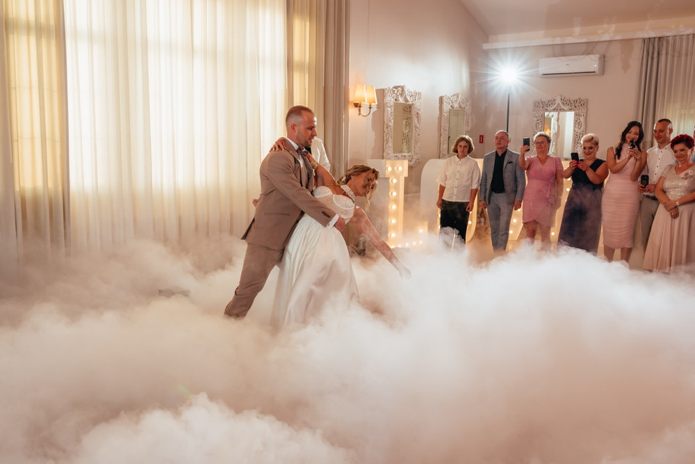 Pierwszy taniec pary młodej w ciężkim dymie