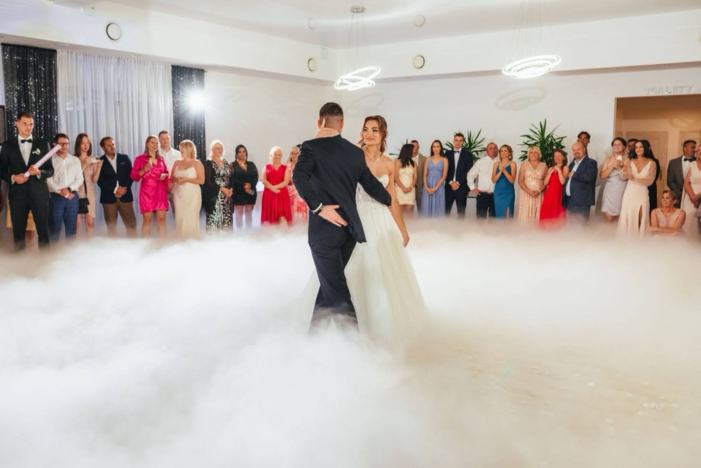 Pierwszy taniec pary młodej w ciężkim dymie