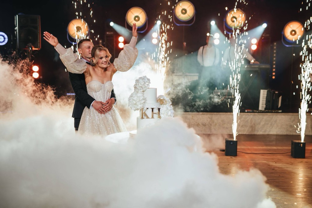 Pierwszy taniec pary młodej w ciężkim dymie