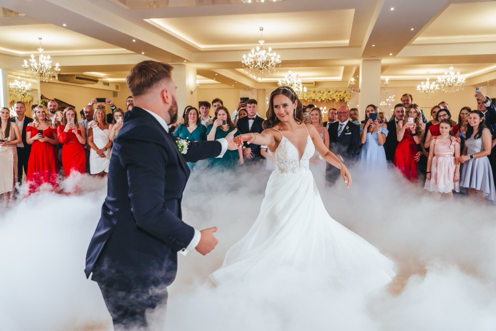 Pierwszy taniec pary młodej w ciężkim dymie
