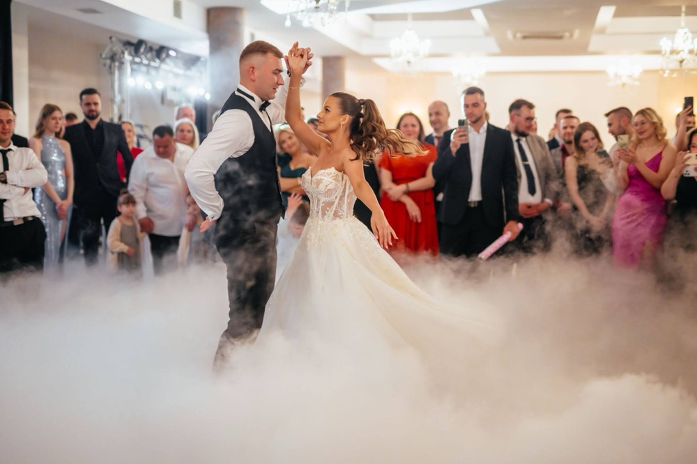 Efekt tańca w chmurach podczas wesela