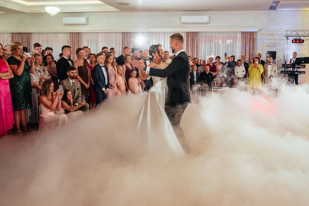 Efekt tańca w chmurach podczas wesela