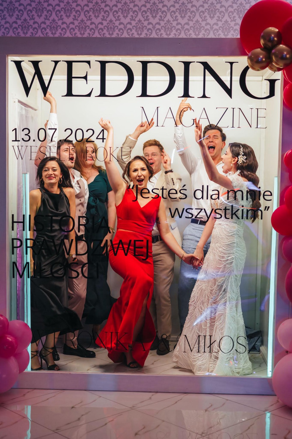 Goście weselni korzystający z atrakcji Fotobox