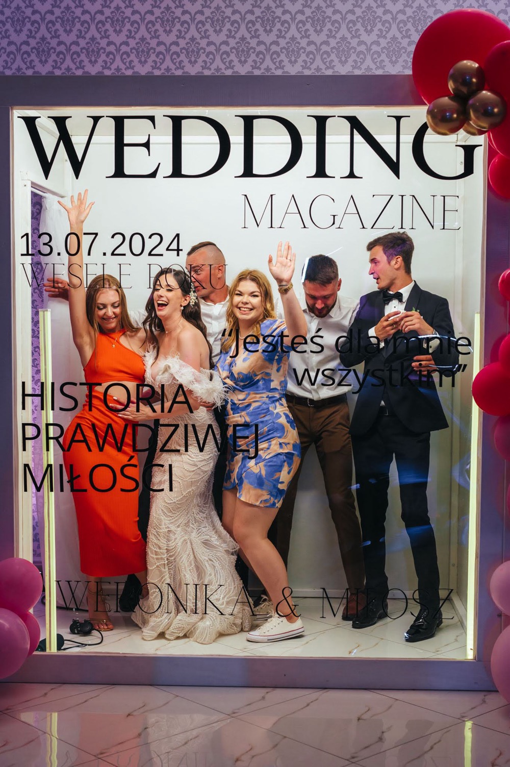 Goście weselni korzystający z atrakcji Fotobox