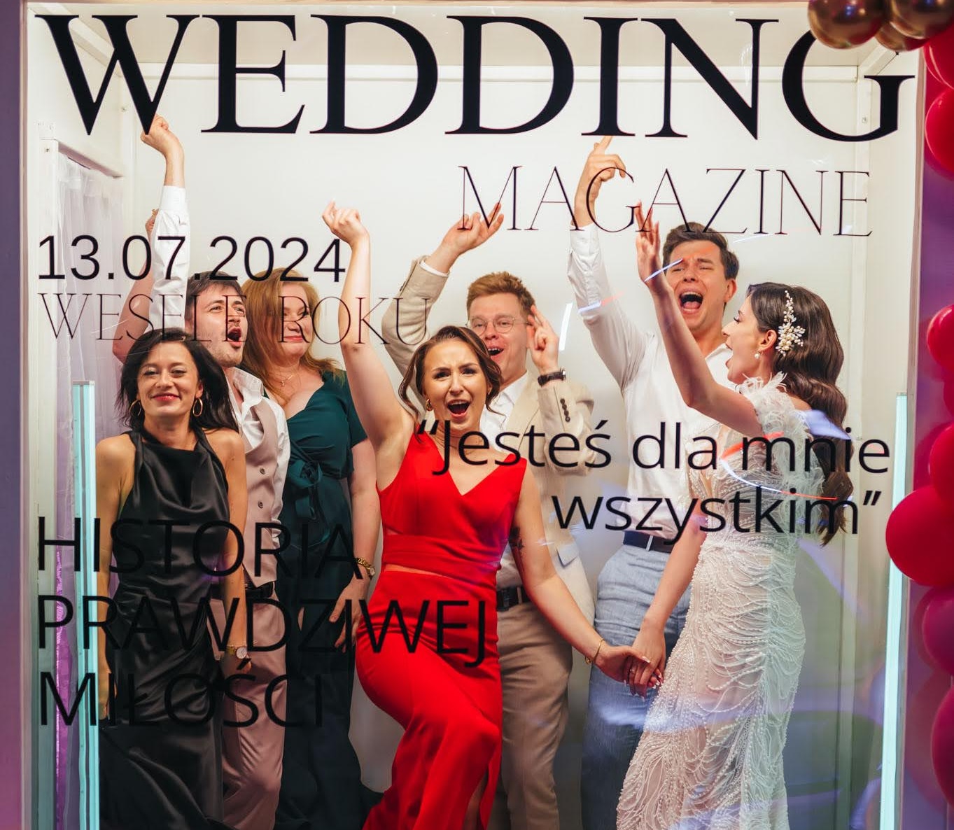 Goście pozujący do zdjęcia w Fotoboxie