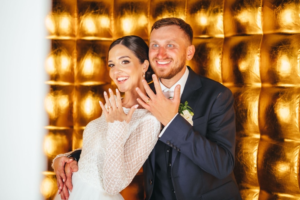 Pamiątkowe zdjęcia wykonane w fotobudce weselnej