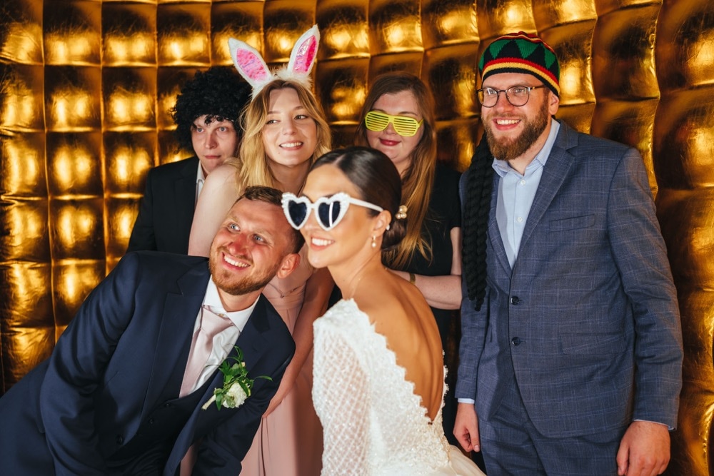 Zabawa przy fotobudce podczas wesela