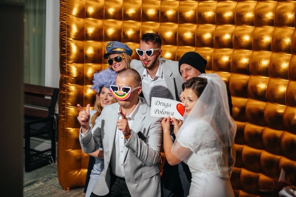 Zabawa przy fotobudce podczas wesela