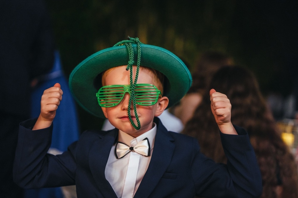 Goście weselni korzystający z fotobudki Sześcian PRO
