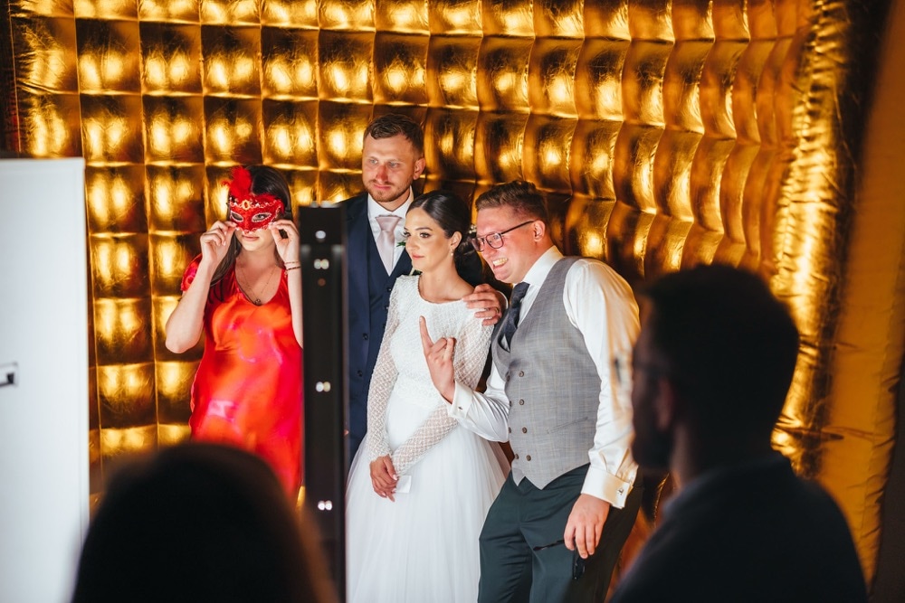 Goście weselni korzystający z fotobudki Sześcian PRO