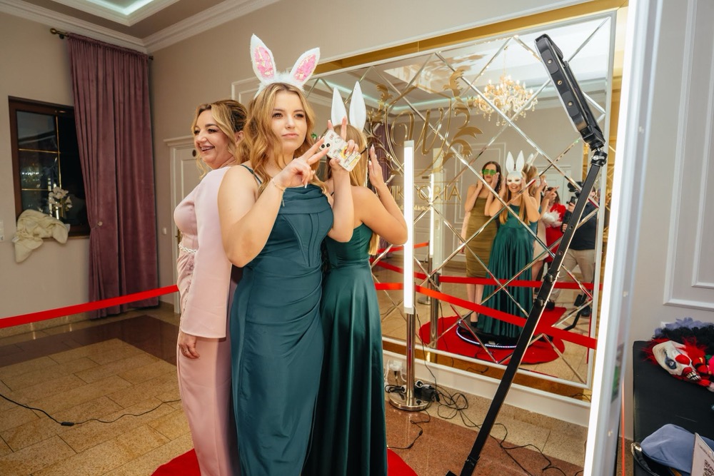 Goście korzystający z fotobudki 360 podczas wesela