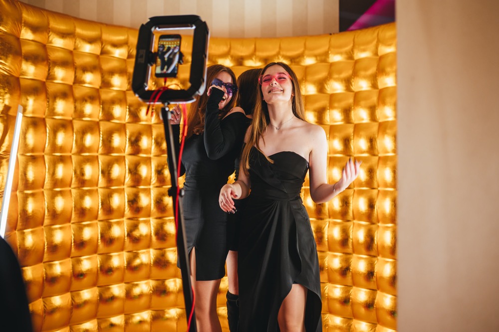 Goście korzystający z fotobudki 360 podczas wesela