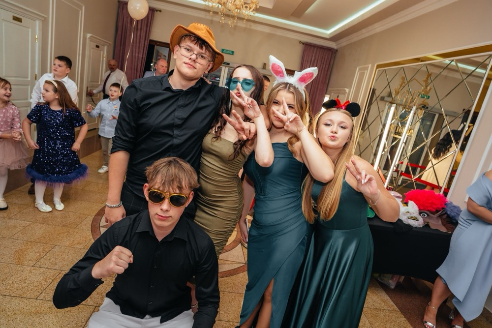 Nagranie tworzone w fotobudce 360 na przyjęciu weselnym