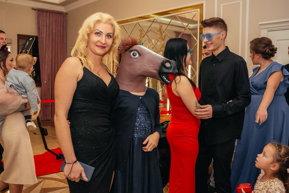 Goście weselni korzystający z atrakcji Fotobudka 360
