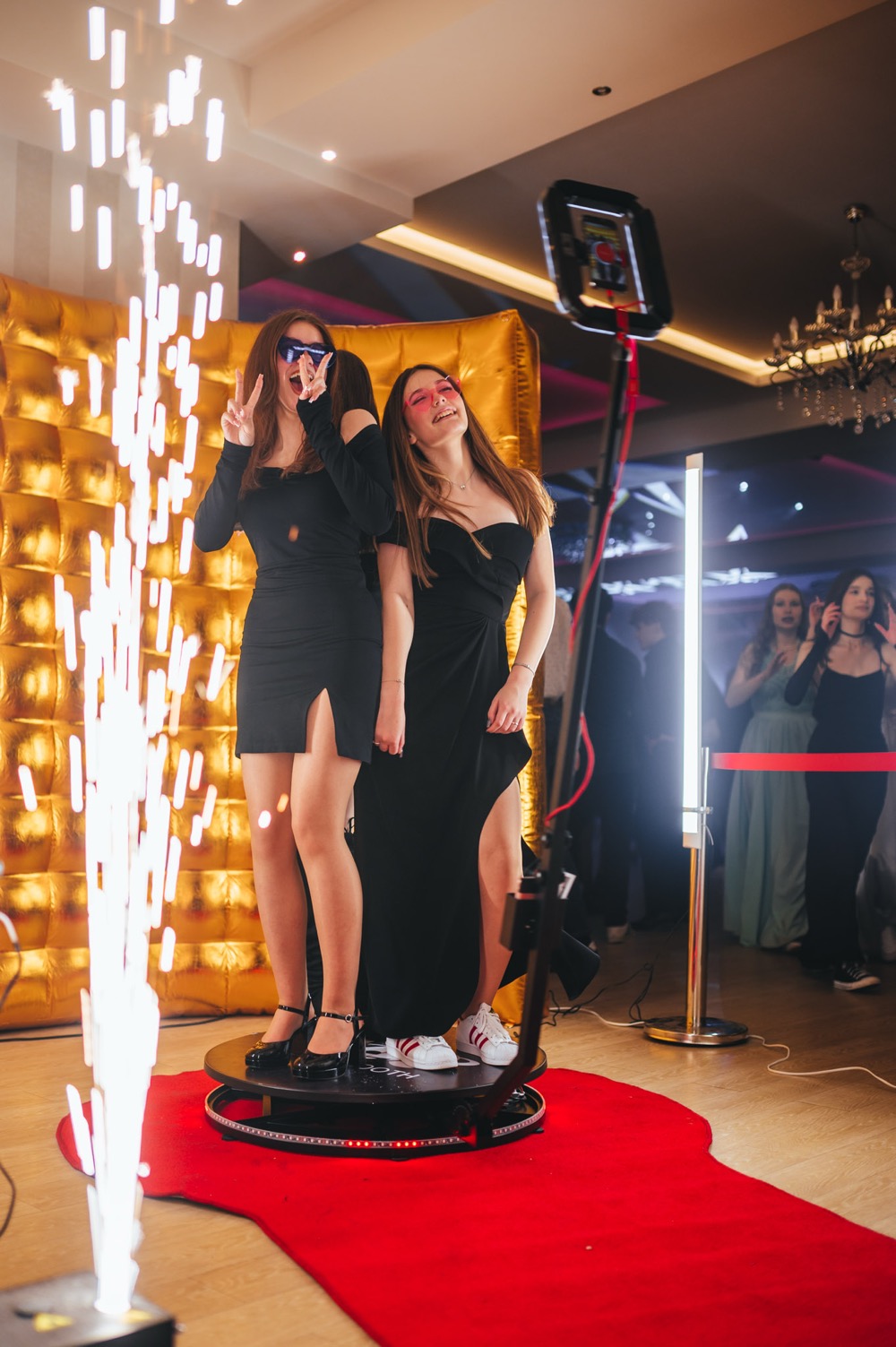 Goście weselni korzystający z atrakcji Fotobudka 360