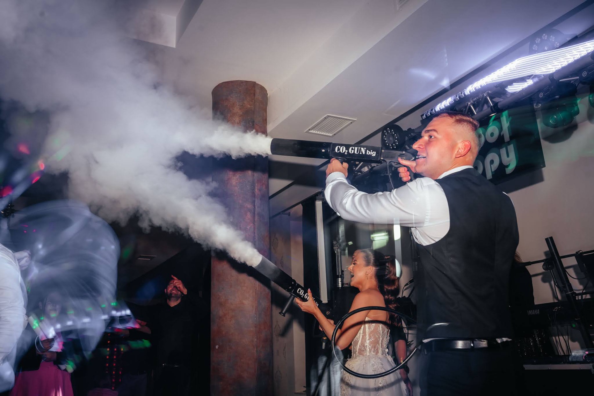 Pistolety CO₂ podczas zabawy weselnej